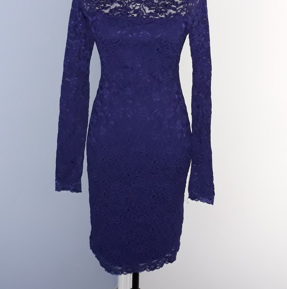 Beautiful Turtle neck Lace dress - Picture 3 of 7